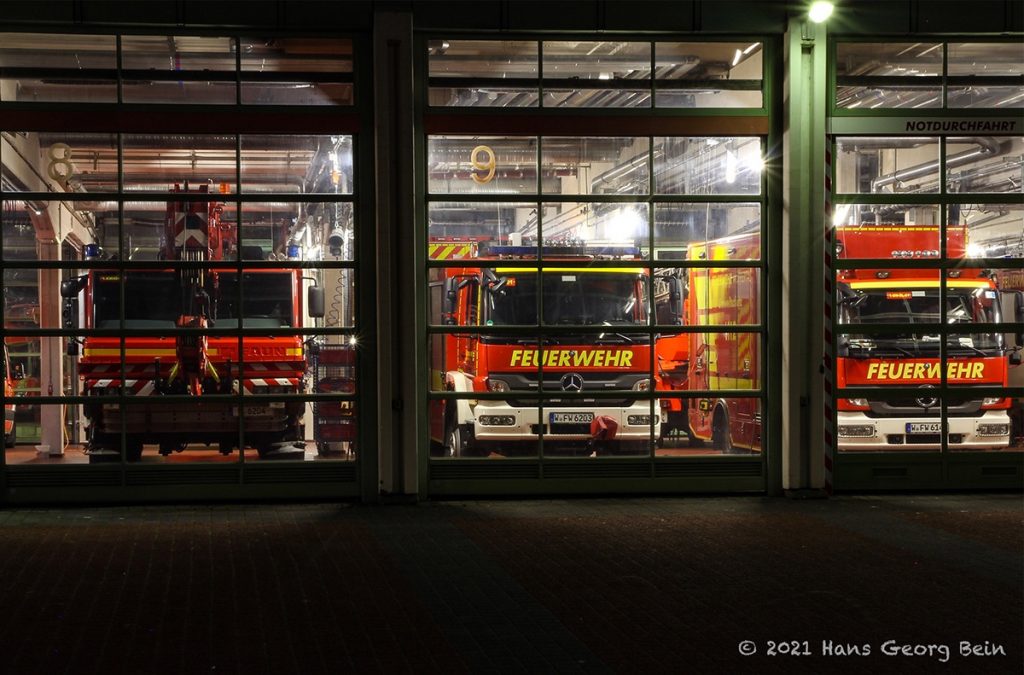 Die Feuerwehrwache in Wuppertal-Elberfeld bei Nacht.